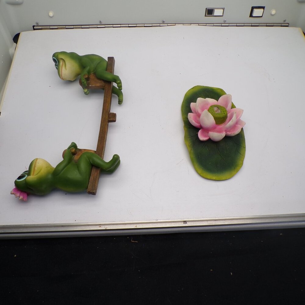 Frog Couple on a Lily Pad Seesaw - Picture 3 of 3
